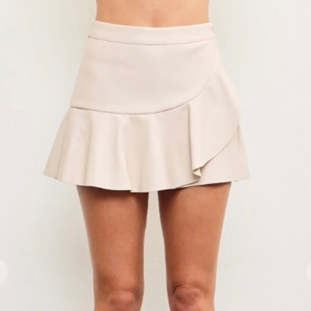 Do + Be M Ivory Faux Leather Pleated Ruffle Mini Skirt Asymmetrical Y2K Neutral